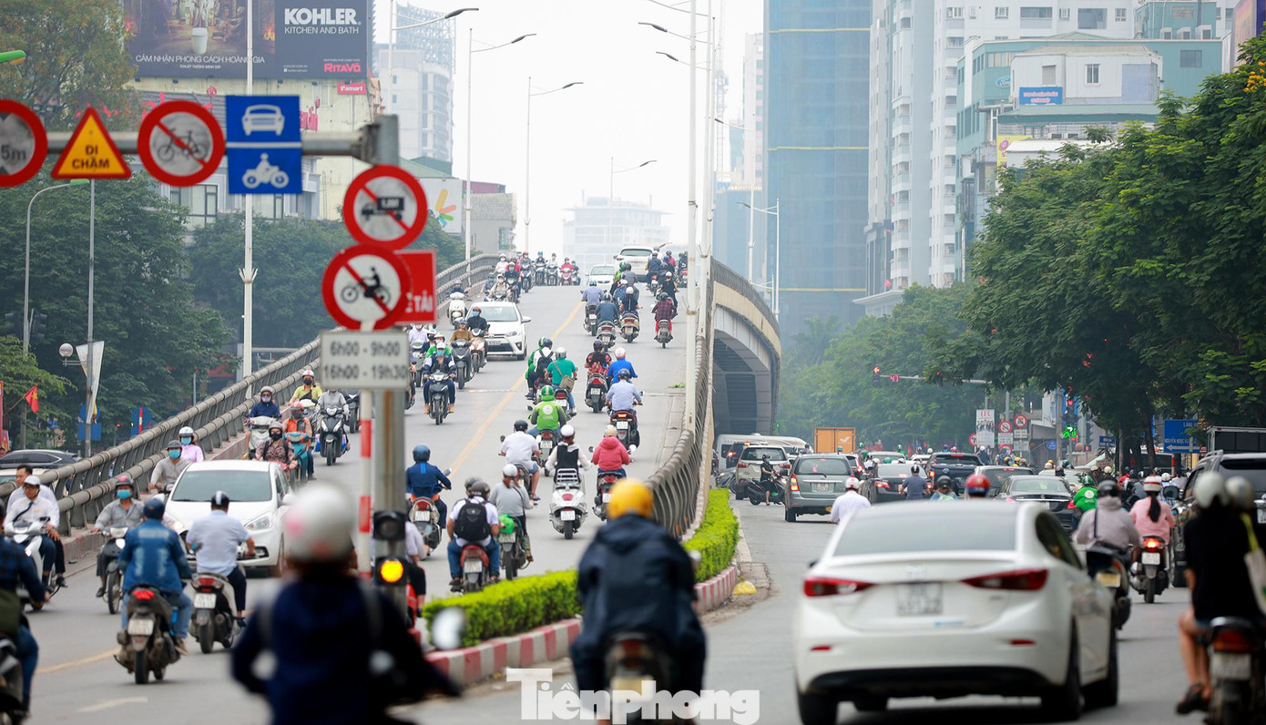 Tuy nhiên rất nhiều xe máy vẫn nườm nượp nối đuôi nhau lưu thông qua cầu vượt. Bởi lượng phương tiện vi phạm vào khung giờ cao điểm quá đông, nên lực lượng chức năng chưa thể tổ chức xử lí vi phạm.