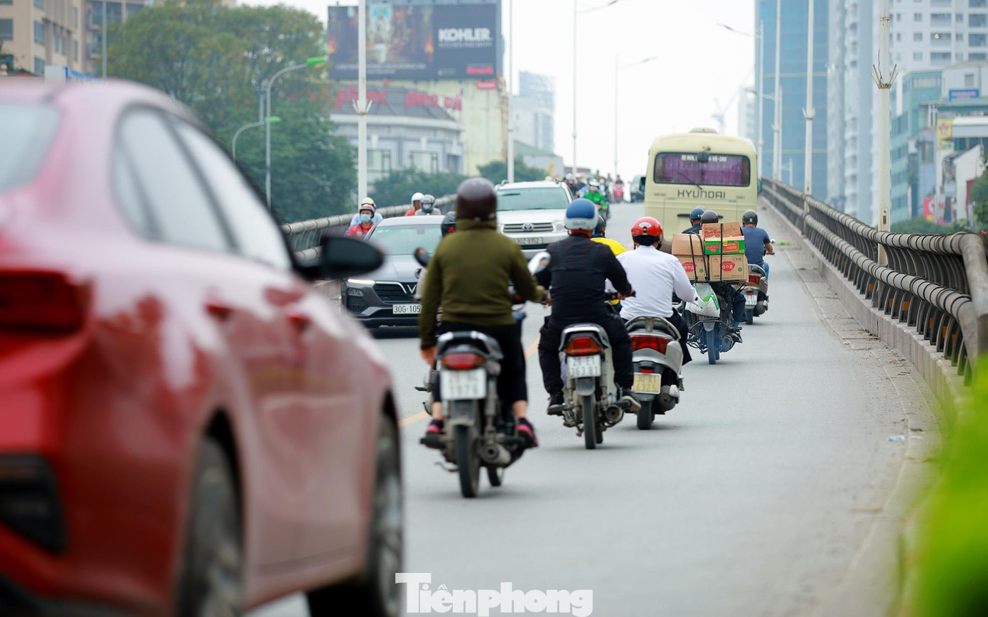 Chiều 28/4, quan sát chưa đến 15 phút, phóng viên Tiền Phong phát hiện hàng chục xe máy nối đuôi nhau đi lên trên cầu trong khung giờ cấm.