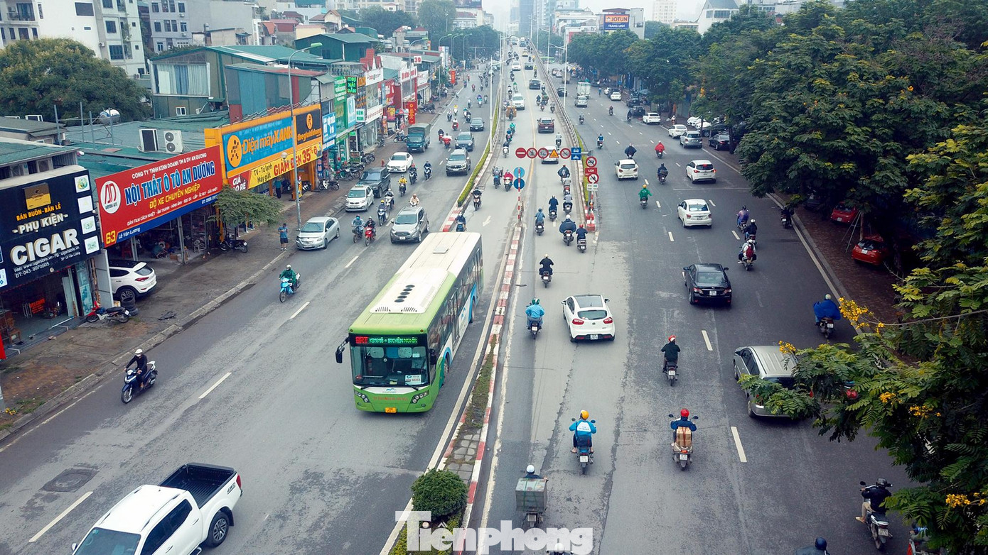 Toàn cảnh cây cầu vượt Láng - Lê Văn Lương nhìn từ trên cao, dù đã có biển cấm xe đi lên trong giờ cao điểm sáng và chiều những vẫn có không ít xe máy cố tình đi lên.