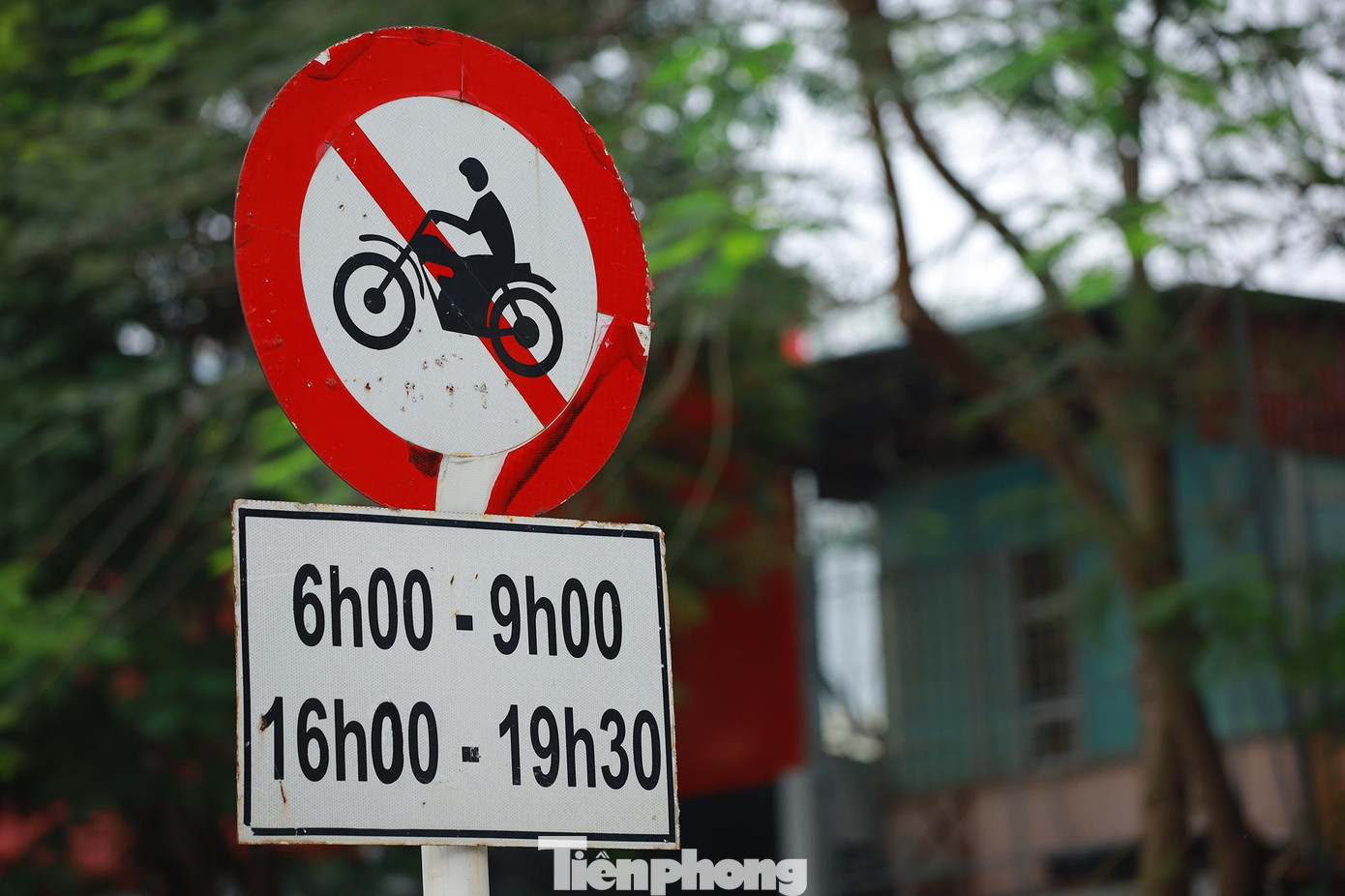 Sở GTVT Hà Nội đã bố trí biển cấm trên cầu vượt Láng Hạ - Thái Hà - Huỳnh Thúc Kháng và cầu vượt đường Láng - Lê Văn Lương.