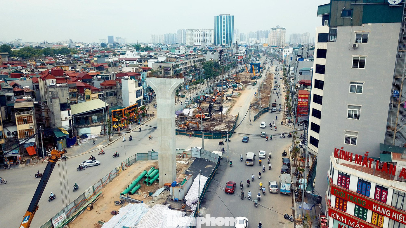 Dự án thi công phần đường dưới thấp hiện đang triển khai 2 gói thầu, 5 mũi thi công triển khai đồng loạt chia ca làm cả ngày lẫn đêm để kịp hoàn thành theo đúng tiến độ bàn giao vào tháng 6/2021. Dự án thi công phần đường dưới thấp hiện đang triển khai 2 gói thầu, 5 mũi thi công triển khai đồng loạt chia ca làm cả ngày lẫn đêm để kịp hoàn thành theo đúng tiến độ bàn giao vào tháng 6/2021.