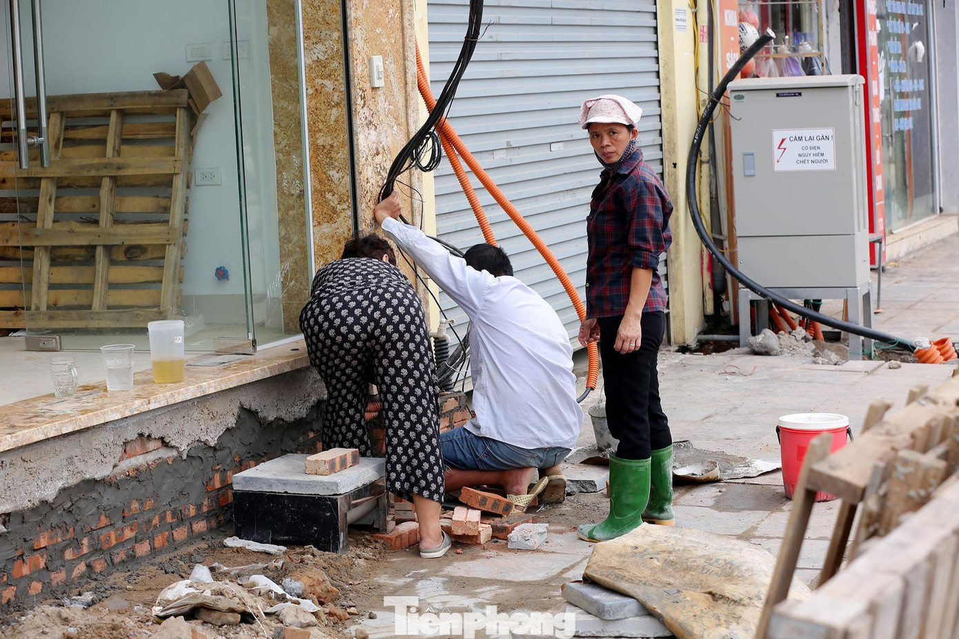 Người dân hai bên đường cũng tranh thủ chỉnh trang lại mặt tiền. Người dân hai bên đường cũng tranh thủ chỉnh trang lại mặt tiền.