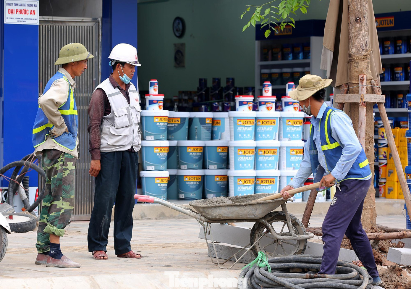 Các hạng mục như hệ thống đá lát vỉa hè, hệ thống điện đi ngầm, cống thoát nước đang được gấp rút thi công hoàn thiện. Các hạng mục như hệ thống đá lát vỉa hè, hệ thống điện đi ngầm, cống thoát nước đang được gấp rút thi công hoàn thiện.