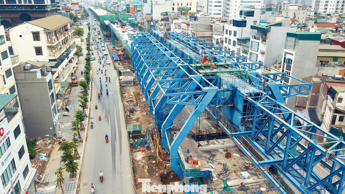 Đường Minh Khai đoạn gần cầu Vĩnh Tuy nay được mở rộng hơn nhiều lần so với trước kia, từ 53,5 m đến 63,5 m, với 6 làn xe cơ giới, 2 làn xe thô sơ. Đường Minh Khai đoạn gần cầu Vĩnh Tuy nay được mở rộng hơn nhiều lần so với trước kia, từ 53,5 m đến 63,5 m, với 6 làn xe cơ giới, 2 làn xe thô sơ.