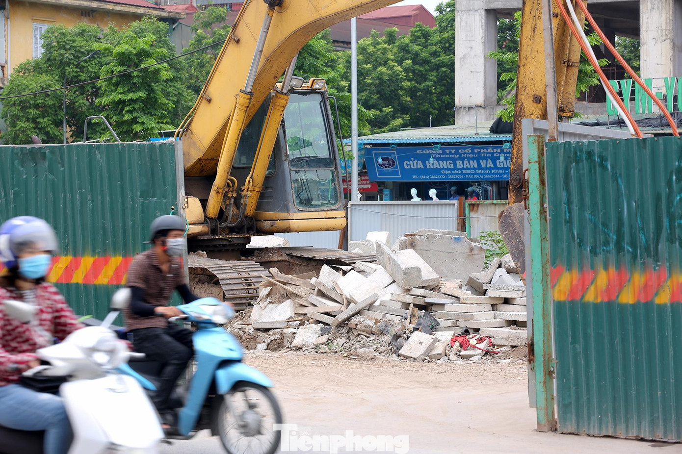 Gần ngày đến bào giao dự kiến vào cuối tháng 6 này, công nhân tại công trường đang gấp rút thi công những hạng mục còn lại của công trình. Gần ngày đến bào giao dự kiến vào cuối tháng 6 này, công nhân tại công trường đang gấp rút thi công những hạng mục còn lại của công trình.