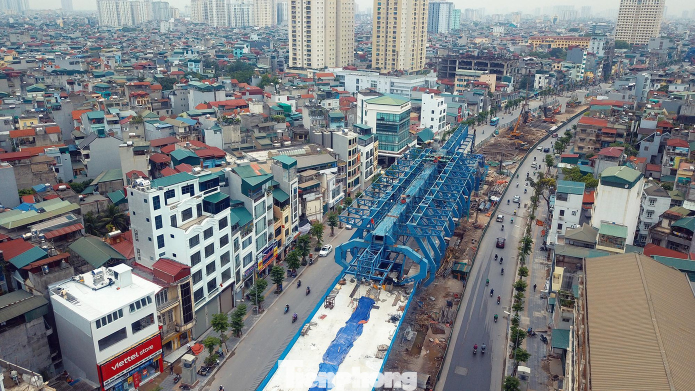 Sau 3 năm thi công, đường vành đai 2 dưới thấp (đoạn Đại La - Minh Khai, Hà Nội) sắp được đưa vào sử dụng, chấm dứt tình trạng ùn tắc kéo dài vào giờ cao điểm suốt thời gian dài. Sau 3 năm thi công, đường vành đai 2 dưới thấp (đoạn Đại La - Minh Khai, Hà Nội) sắp được đưa vào sử dụng, chấm dứt tình trạng ùn tắc kéo dài vào giờ cao điểm suốt thời gian dài.