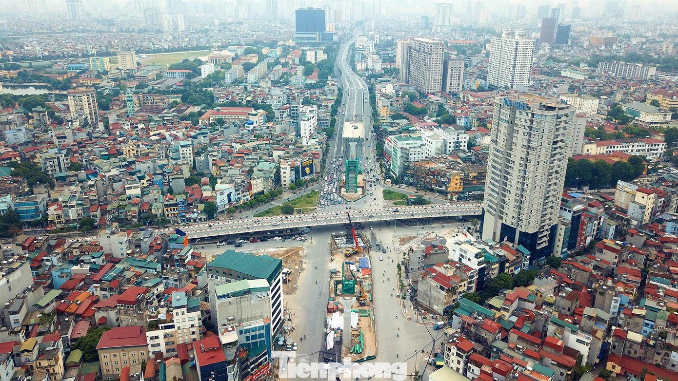 Dự án xây dựng đường Vành đai 2, đoạn cầu Vĩnh Tuy - Ngã Tư Sở, Hà Nội được khởi công từ tháng 4/2018 có chiều dài gần 5,1 km bao gồm tuyến đường bộ trên cao và mở rộng dưới thấp. Dự án có tổng mức đầu tư gần 10.000 tỉ đồng, dự kiến hoàn thiện và thông xe vào tháng 6/2021 Dự án xây dựng đường Vành đai 2, đoạn cầu Vĩnh Tuy - Ngã Tư Sở, Hà Nội được khởi công từ tháng 4/2018 có chiều dài gần 5,1 km bao gồm tuyến đường bộ trên cao và mở rộng dưới thấp. Dự án có tổng mức đầu tư gần 10.000 tỉ đồng, dự kiến hoàn thiện và thông xe vào tháng 6/2021