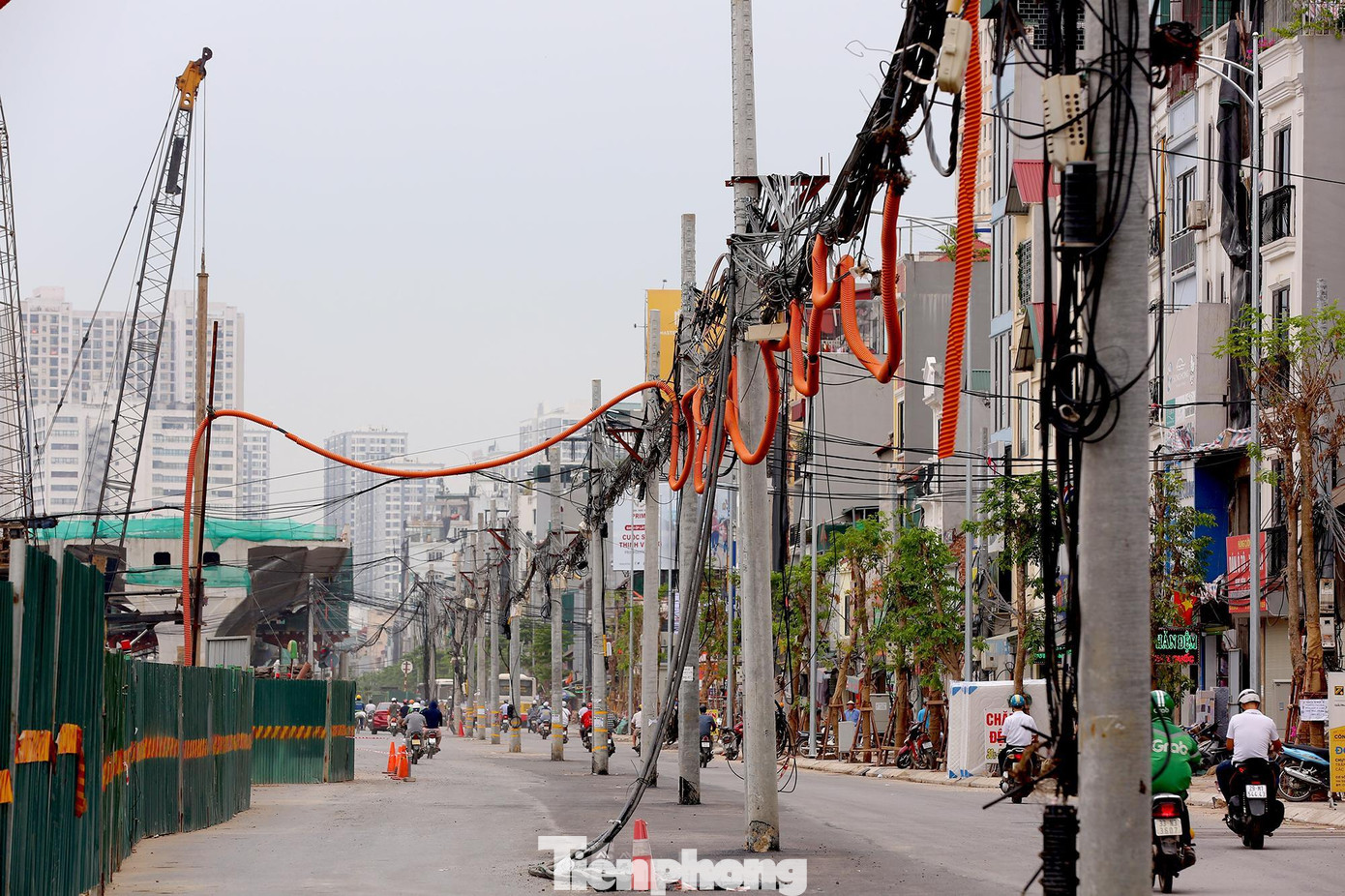 Những cột điện còn sót lại này sẽ được tháo dỡ dây điện để đi ngầm. Những cột điện còn sót lại này sẽ được tháo dỡ dây điện để đi ngầm.