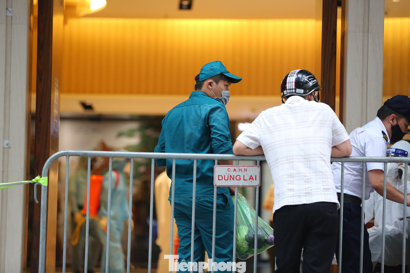 Lực lượng chức năng đã phong toả tạm thời toàn bộ toà nhà (từ tầng 1 đến tầng 5 khu dịch vụ, trung tâm thương mại và từ tầng 6 đến tầng 30 đơn nguyên A) toà The Legend.