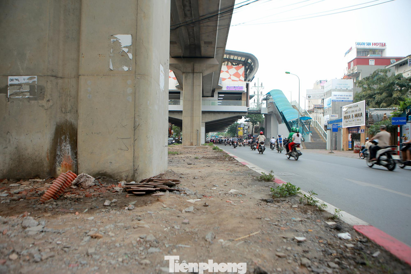 Dọc tuyến đường sắt, phía chân các trụ đất đá vẫn nham nhở, các ống nối dây cáp, điện vẫn trơ trọi.