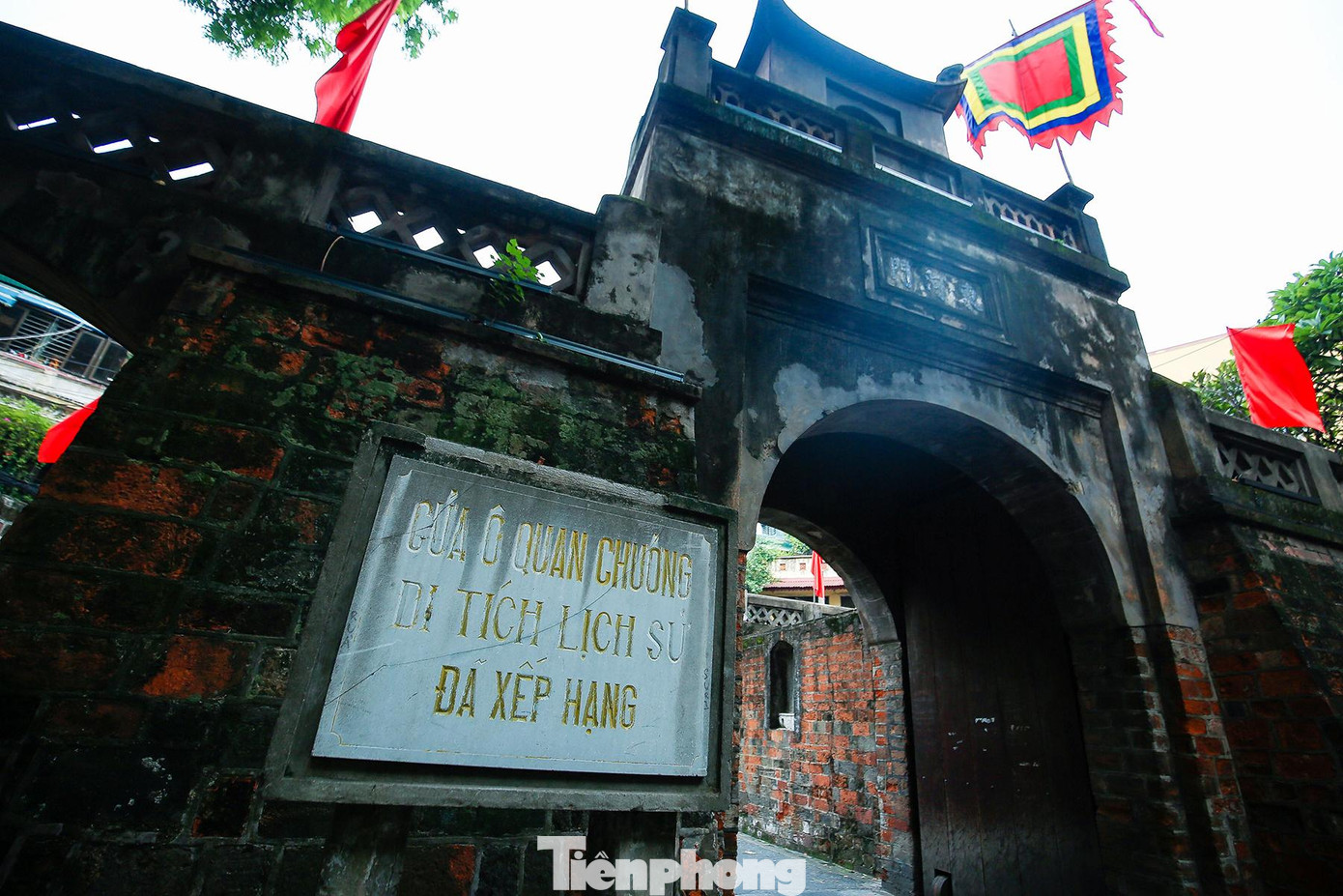 Tầng dưới có 3 cửa vòm, cửa chính ở giữa cao tới 3m, rộng gần 3m, hai cửa phụ hai bên, mỗi cửa rộng 1,65m, cao 2,5m. Tầng trên có vọng lâu 4 mái, thu nhỏ vào vị trí giữa cửa, nên có đường đi chạy xung quanh, mé ngoài có lan can trang trí các hình lục lăng, tứ giác hay hoa thị.