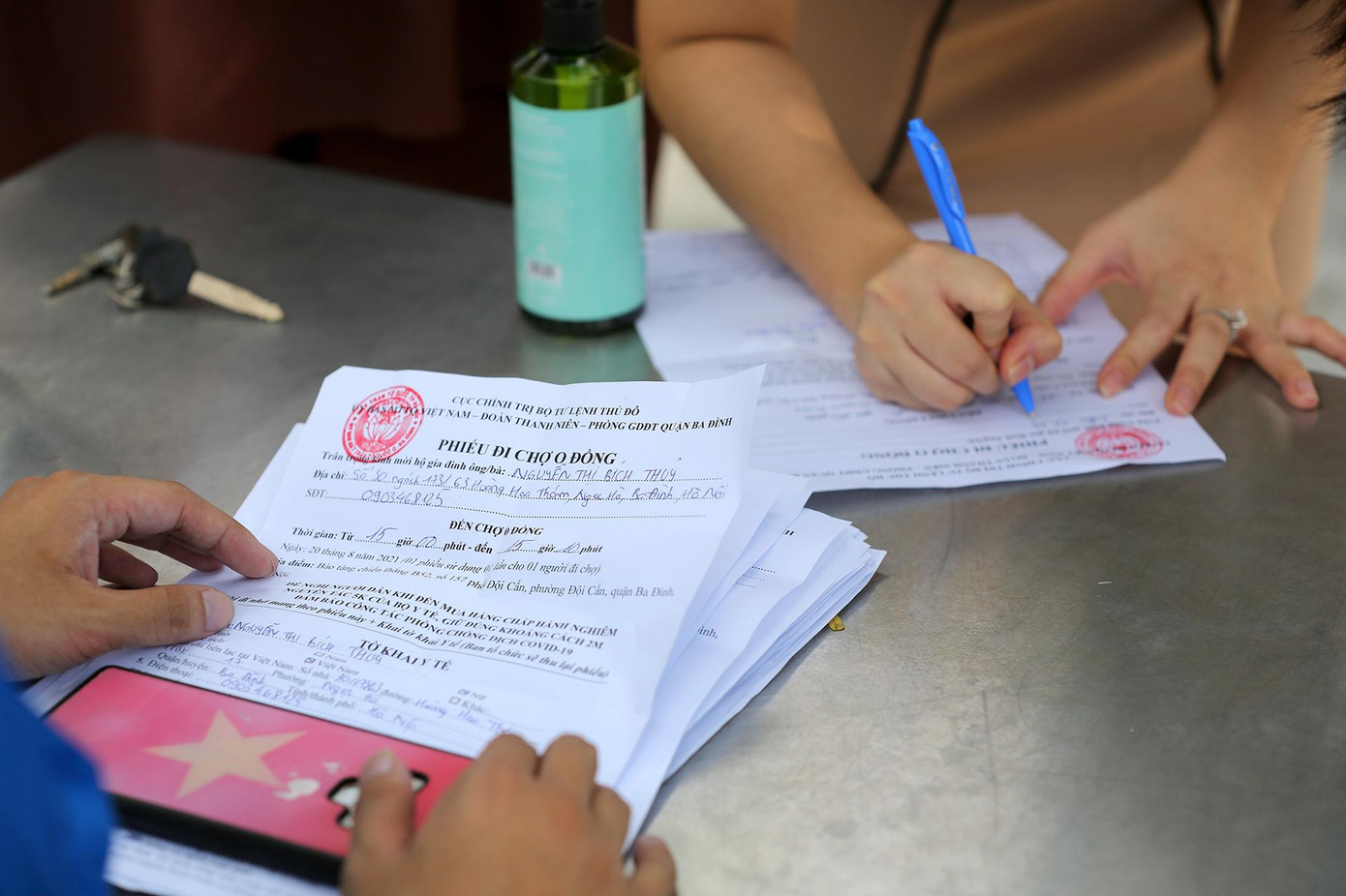 Các phiếu đi chợ 0 đồng được phát đến tận tay những hộ gia đình khó khăn trên địa bàn.