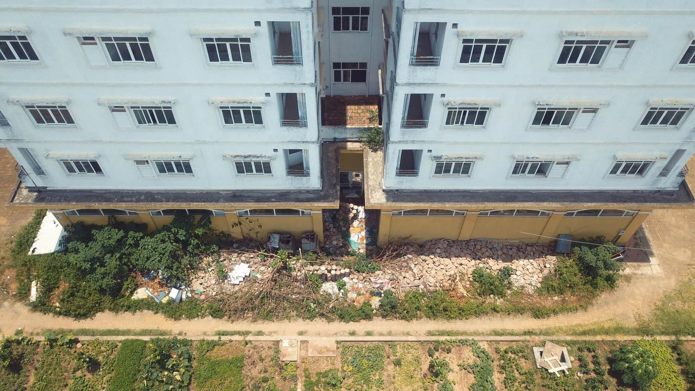 Tuy vậy, do xảy ra tình trạng khiếu kiện kéo dài, người dân không nhận nhà nên toàn bộ quỹ nhà này đã bị bỏ hoang cả thời gian dài.