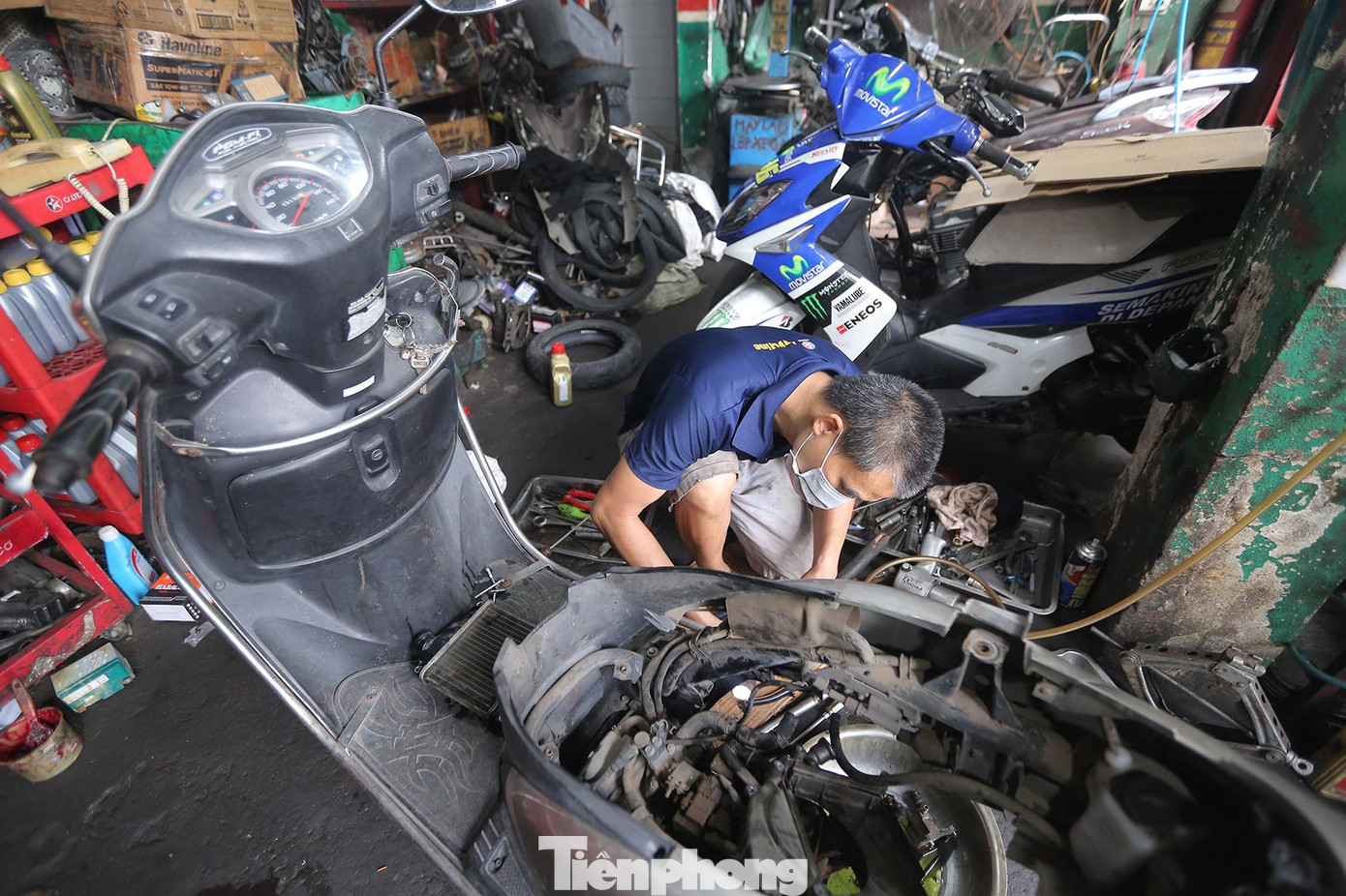 Hàng dài xe xếp chờ đến lượt bảo dưỡng, sửa chữa.