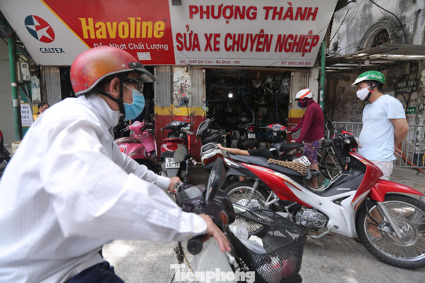 Các thợ sửa xe luôn chân luôn tay làm việc, chỉ tranh thủ ăn cơm trưa chớp nhoáng, để kịp tiến độ trả xe cho khách.