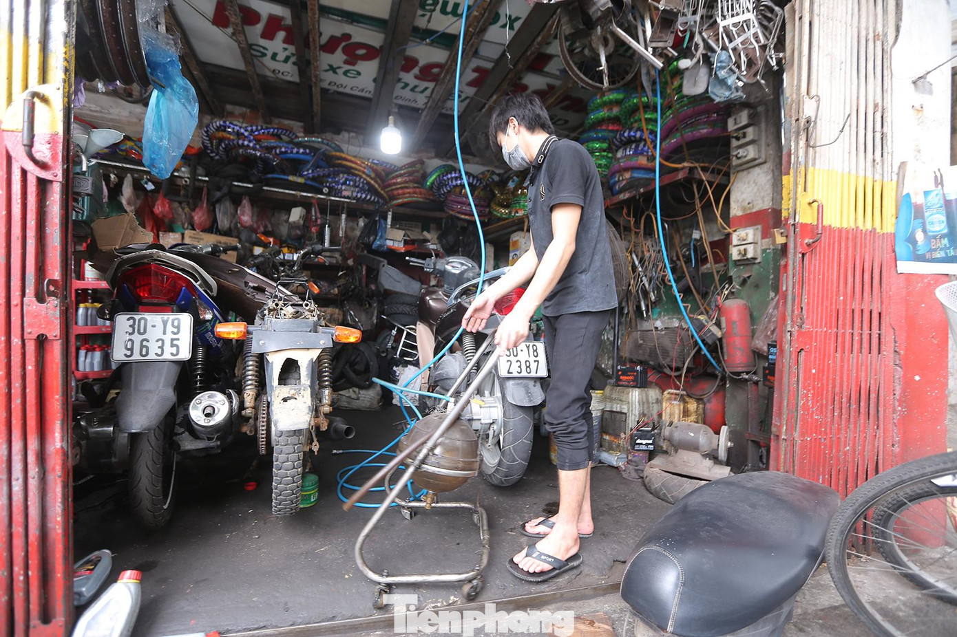 Ngày cuối tuần nên người dân tranh thủ đem xe đi bảo dưỡng, sửa chữa sau thời gian dài không sử dụng.