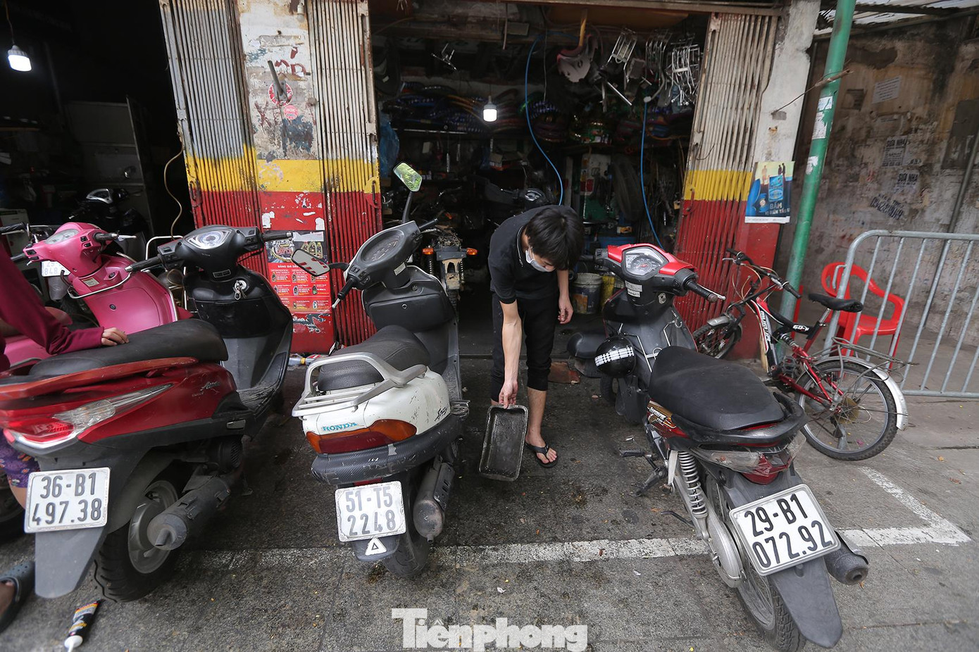 Các cửa hàng sửa chữa trên phố Đội Cấn, Hoa Bằng, Xuân Đỉnh tấp nập khách sửa chữa, bảo dưỡng xe máy.