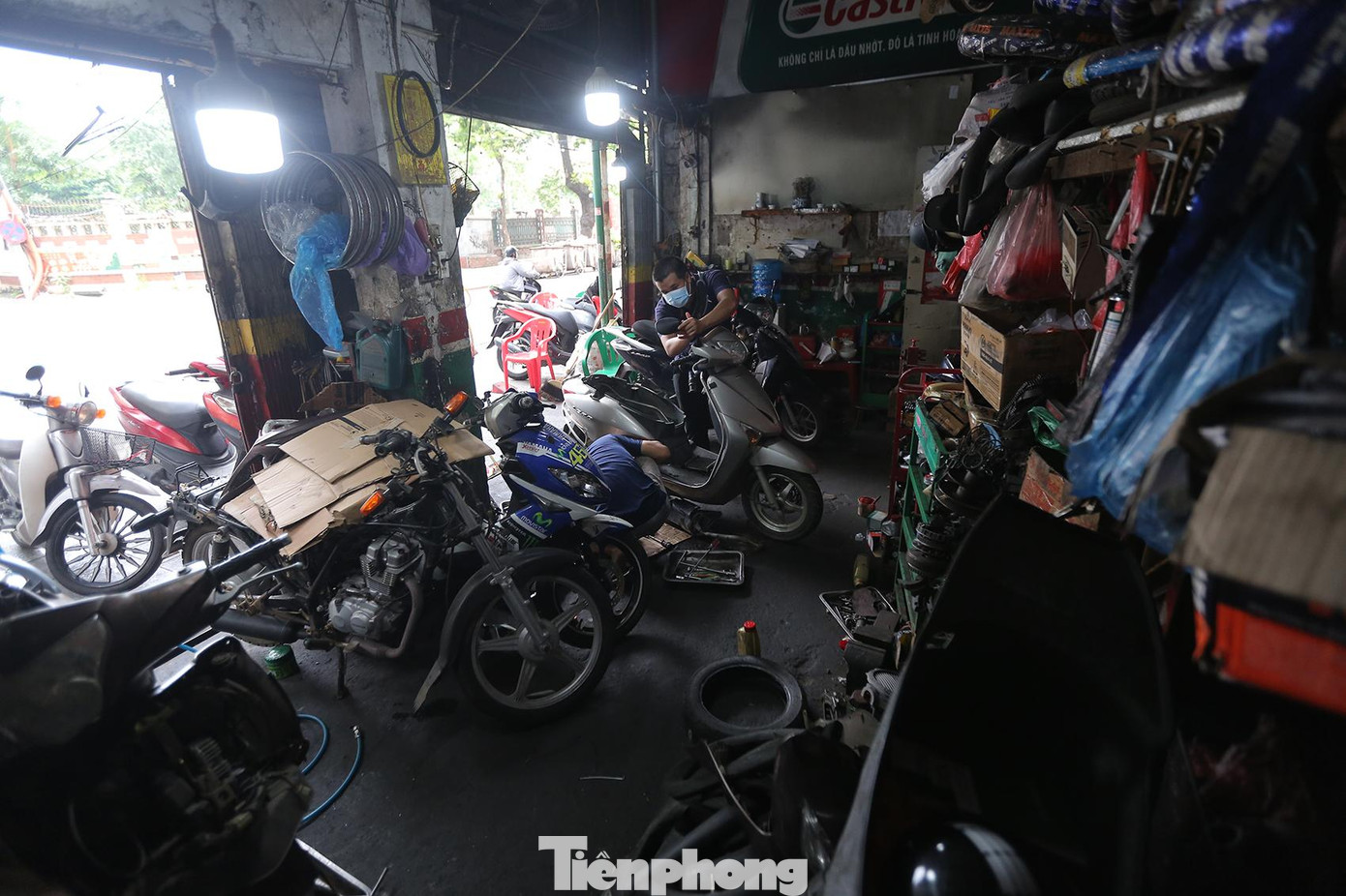 Từ 12h ngày 16/9, Hà Nội quyết định nới lỏng giãn cách đối với 19 quận, huyện, thị xã "bình thường mới". Các cửa hàng sửa chữa xe máy, ô tô là một trong số những cơ sở kinh doanh được mở cửa trở lại sau 2 tháng đóng cửa phòng dịch.