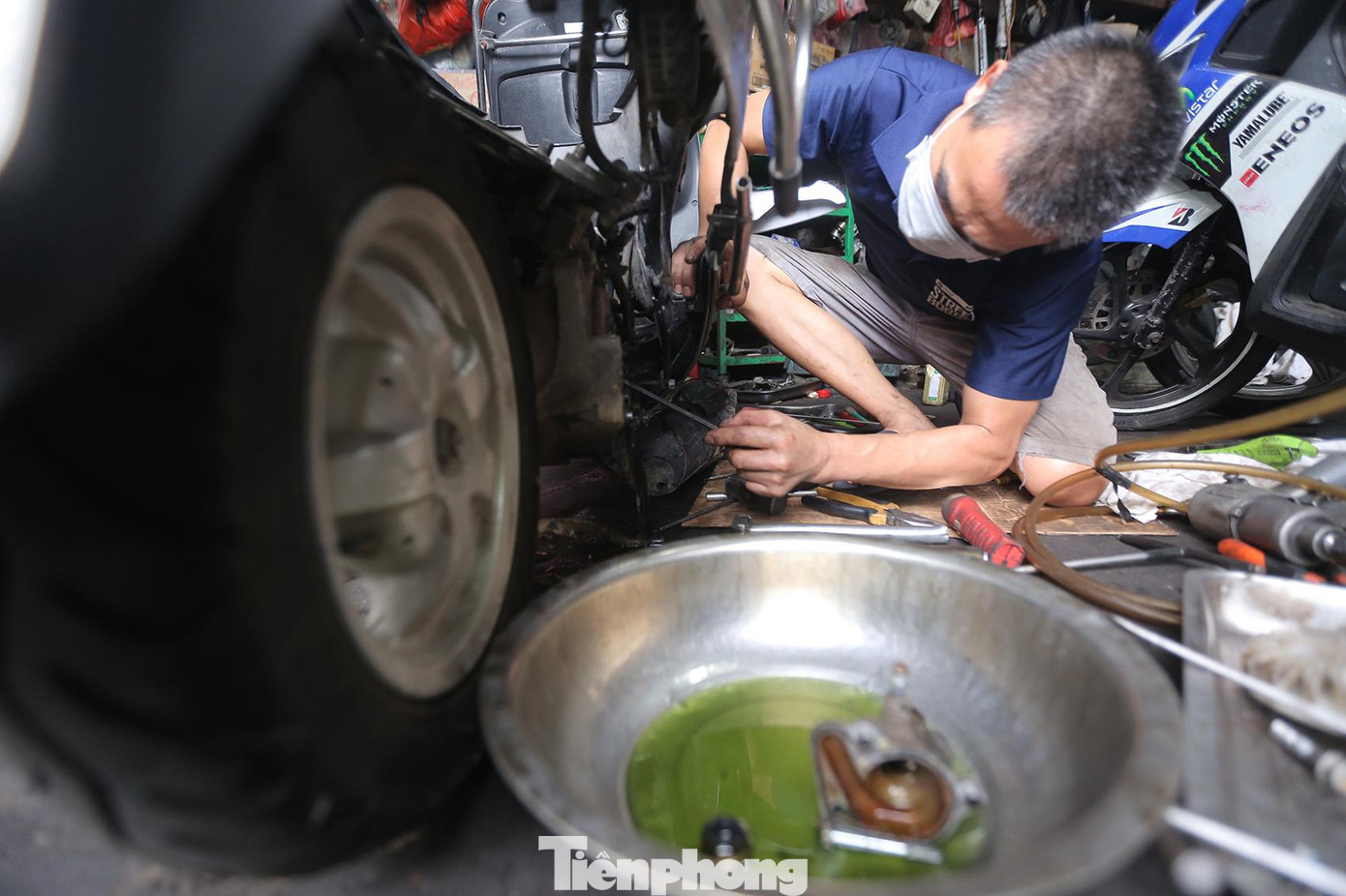 Ông Hà Văn Thể chủ cửa hàng sửa xe trên phố Đội Cấn chia sẻ: "Mới mở cửa trở lại nhưng cửa hàng đông khách. Có quá nhiều xe cần sửa khiến tôi quá tải nên có khi phải nói khách quay lại sửa sau”.