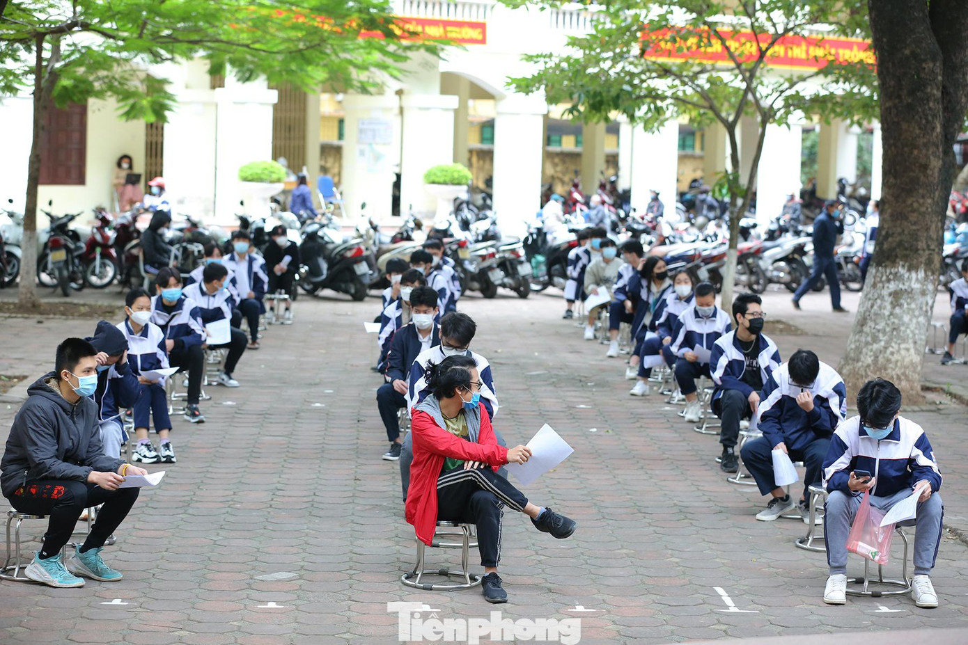 Học sinh trường THPT Quang Trung, quận Đống Đa trước giờ tiêm tại trường.