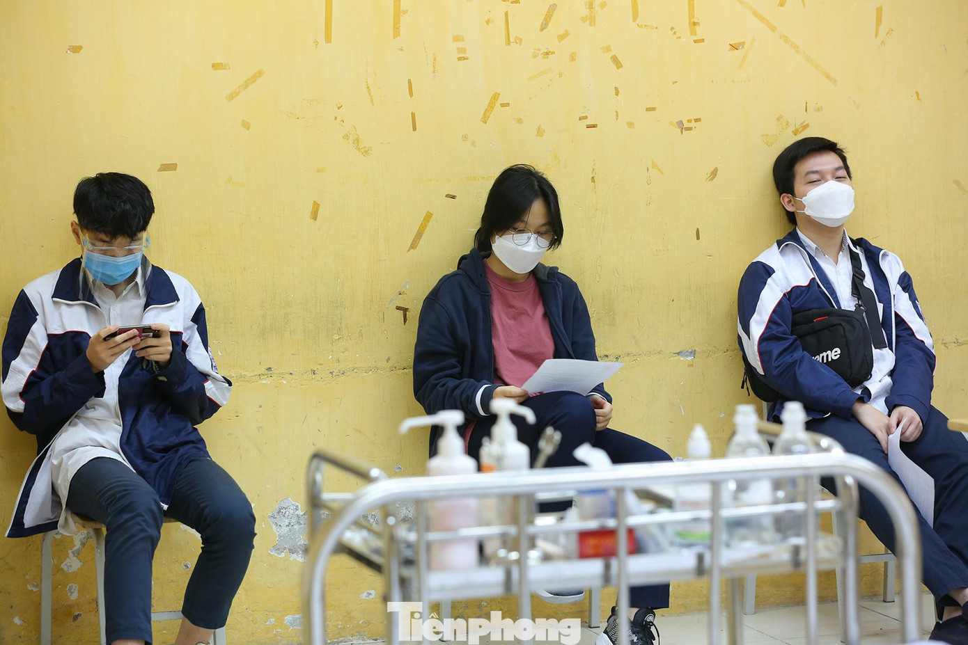 Sau tiêm, các bạn học sinh sẽ được nhận giấy chứng nhận tiêm phòng và theo dõi 30 phút tại các lớp học trước khi ra về.