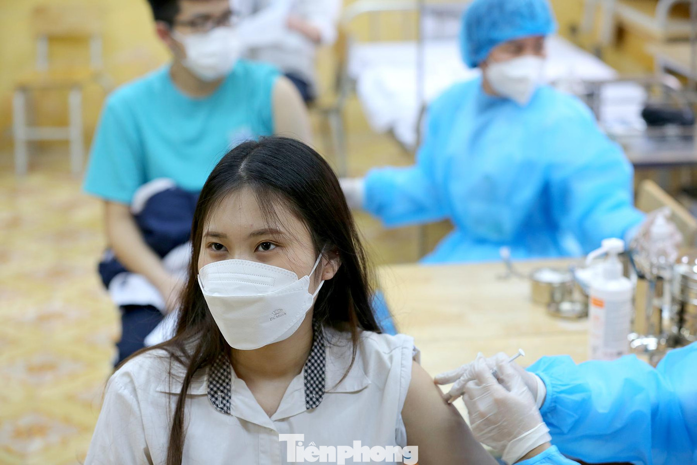 Với số lượng 304.140 liều vắc xin, quận Đống Đa được nhận 19.188 liều, tiếp đến là huyện Đông Anh nhận 15.894 liều, quận Cầu Giấy nhận 15.665 liều, huyện Ba Vì nhận 12.414 liều, quận Nam Từ Liêm nhận 12.312 liều, quận Hà Đông nhận 11.478 liều, các quận, huyện, thị xã còn lại tiếp nhận từ hơn 5.000 đến 11.000 liều.