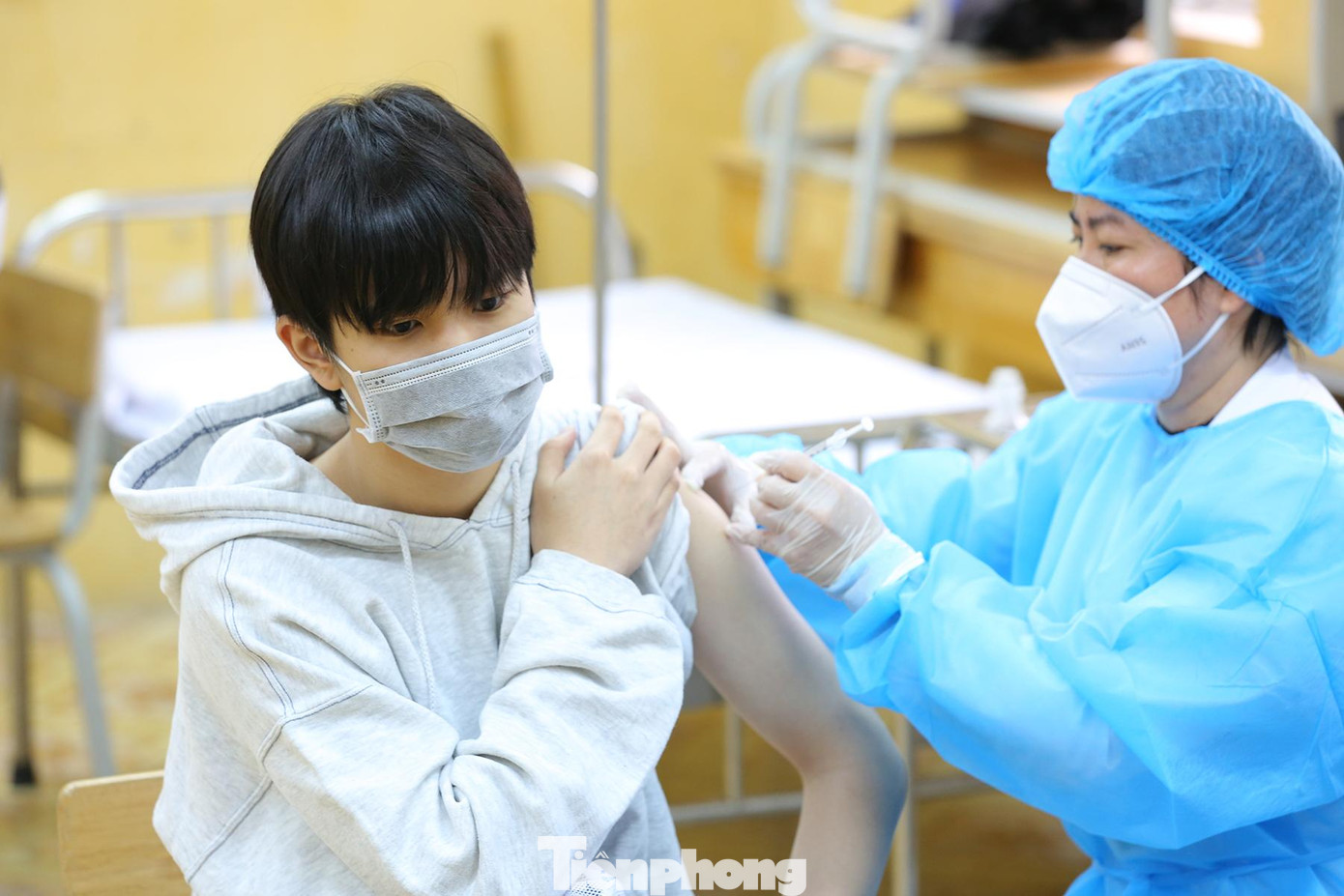 Tại điểm tiêm trường THPT Quang Trung, đại diện nhà trường cho biết trong sáng nay gần 700 học sinh khối 12 sẽ được tiêm theo kế hoạch. Buổi chiều sẽ tiến hành tiêm cho học sinh khối 11.