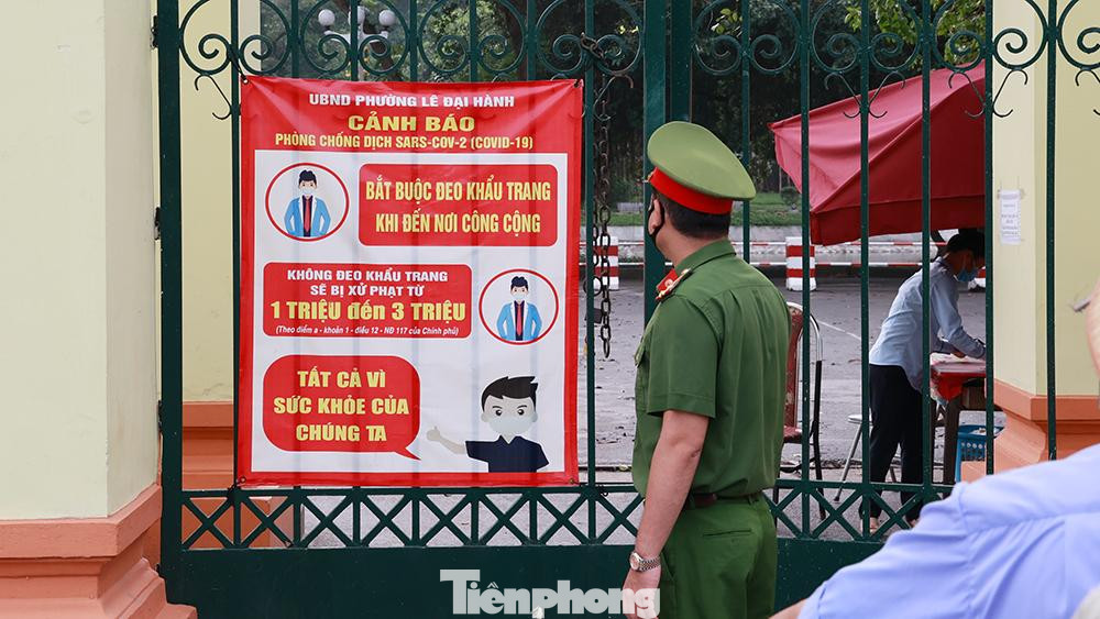 Cổng công viên Lê Nin luôn có lực lượng chức năng túc trực, nhắc nhở người dân thực hiện nghiêm chỉ thị của thành phố về phòng, chống dịch COVID-19.