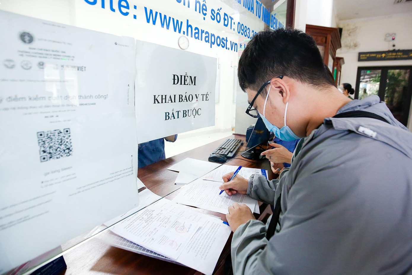 Toàn bộ hành khách được yêu cầu khai báo y tế, quét mã QR, tuân thủ hướng dẫn 5K phòng, chống dịch COVID-19.