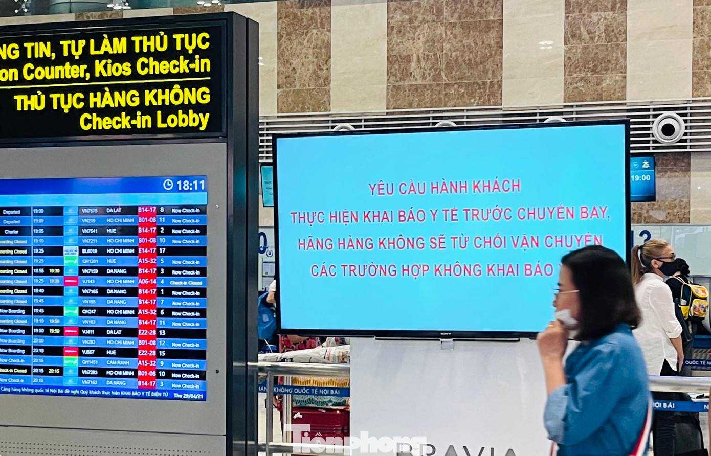 Trước diễn biến phức tạp của dịch COVID-19, sân bay Nội Bài cũng đã áp dụng hàng loạt biện pháp nhằm siết chặt công tác phòng dịch, bảo đảm an toàn cho hành khách.