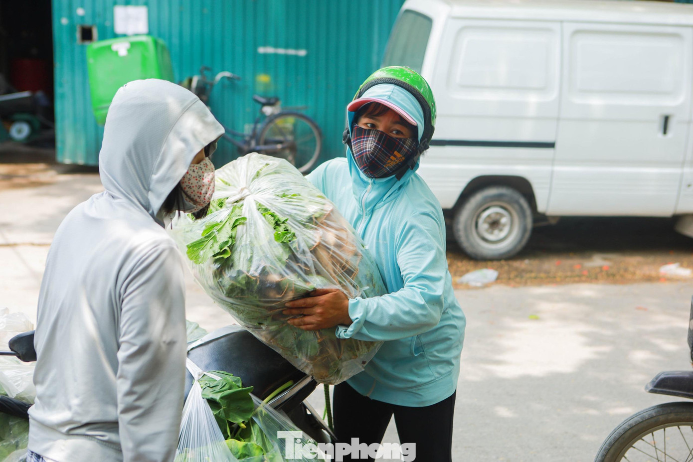 Hàng ngày từ sáng sớm, gần chục nhân sự nhóm từ thiện Từ Tâm lại tất bật chuẩn bị suất cơm trưa cho hàng trăm bệnh nhân tại Bệnh viện K cơ sở Tam Hiệp và CDC Hà Nội.