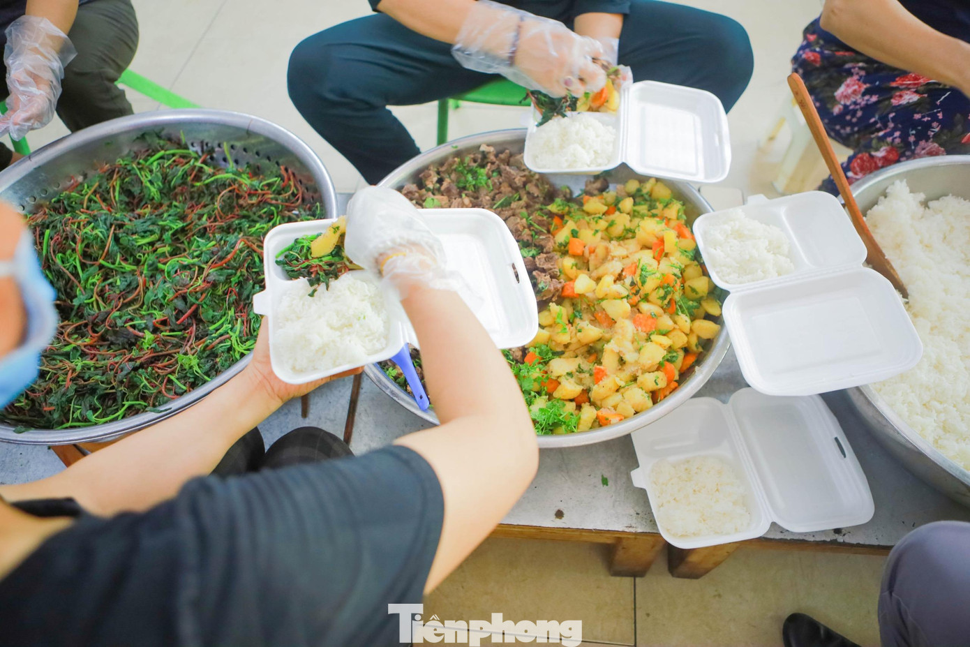 Những suất ăn đầy đủ dinh dưỡng gồm cơm, thịt, rau củ quả, đậu... đều qua kiểm tra đảm bảo vệ sinh an toàn thực phẩm, được nhiều bác sỹ và người bệnh phấn khởi đón nhận.