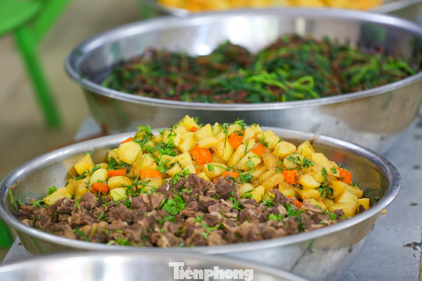 Rau củ quả cùng các thực phẩm khác đều được bảo đảm sạch sẽ, an toàn thực phẩm, đảm bảo dinh dưỡng.