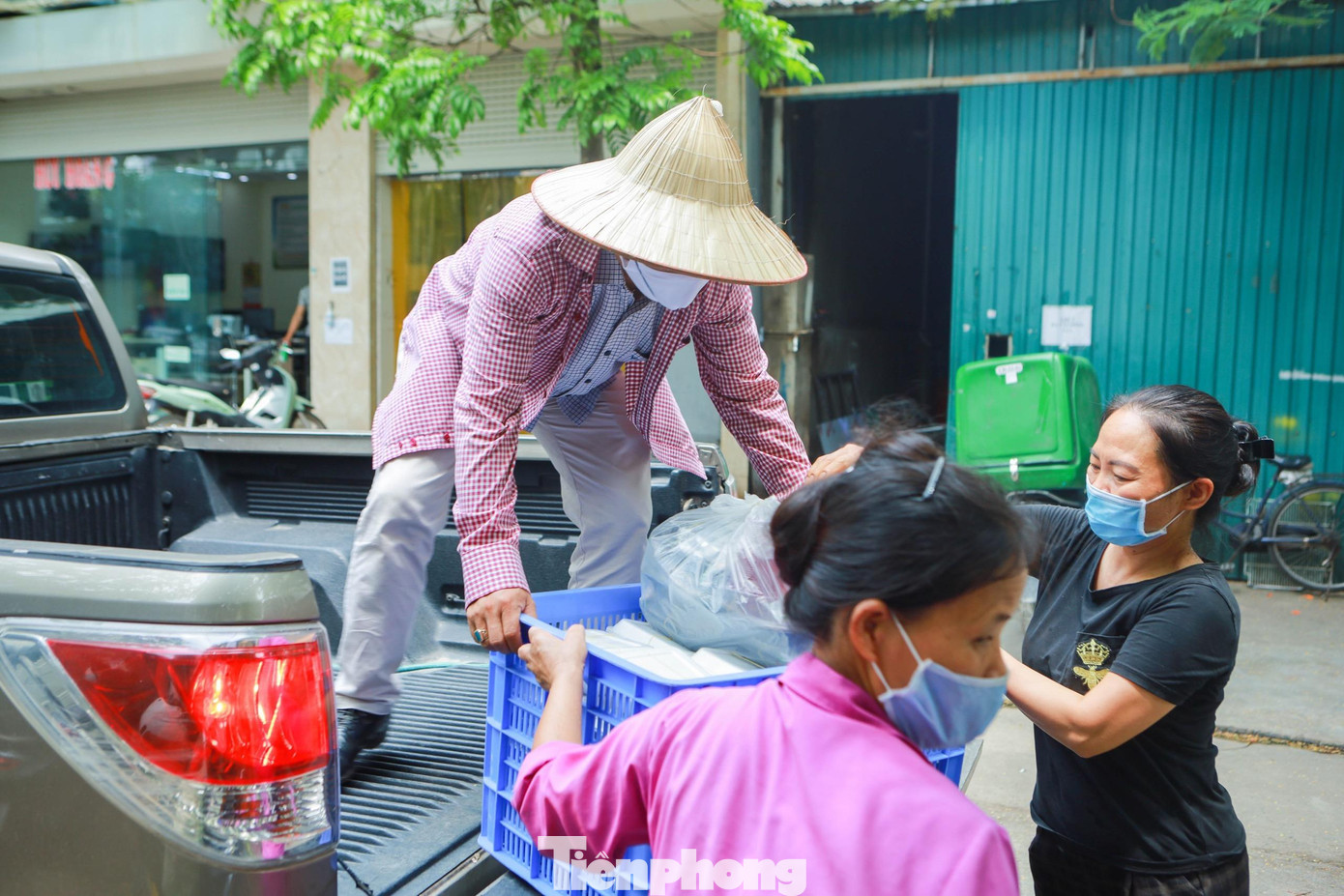 10h30 hàng ngày, những chuyến xe lại hối hả lên đường đem theo tình cảm yêu thương của nhóm.