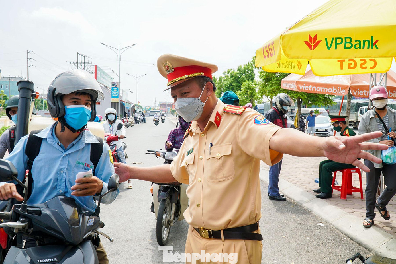 Trung tá Trịnh Tiến Thành - Phó Đội trưởng đội CSGT số 1 (CATP Hà Nội) cho biết: "Để có đủ điều kiện ra, vào thành phố, người dân cần phải có giấy tờ tùy thân, kết quả xét nghiệm âm tính COVID-19 bằng phương pháp RT-PCR (có giá trị trong vòng 3 ngày) và giấy xác nhận của chính quyền địa phương nơi người đó ở".