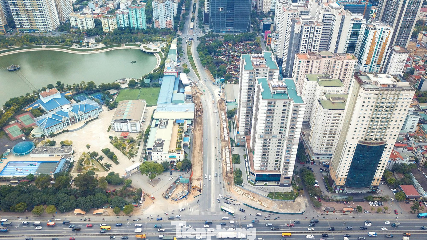 Hầm được thiết kế bằng kết cấu bê tông cốt thép, xây dựng theo hướng đường Lê Văn Lương - Tố Hữu với chiều dài 475 m. Trong đó phần hầm kín dài 95 m, hầm hở và gờ chắn dẫn vào hầm kín dài 380 m. Mỗi bên hầm rộng 7,5 m gồm 2 làn xe cơ giới.