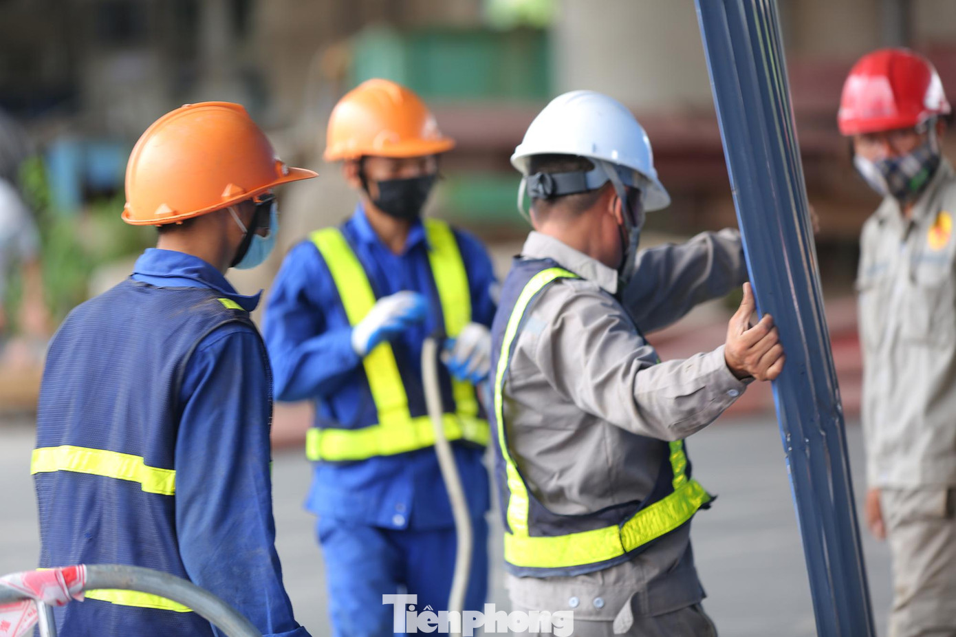 Đơn vị thi công hoàn thiện các hạng mục rào chắn tạm thời để phục vụ thi công hầm chui.