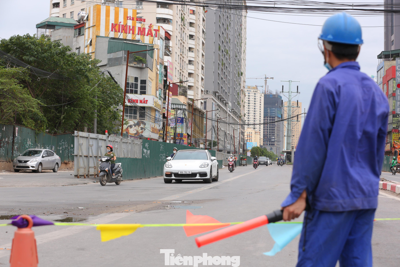 Công nhân của đơn vị thi công được bố trí hướng dẫn người đi đường chuyển hướng phù hợp.