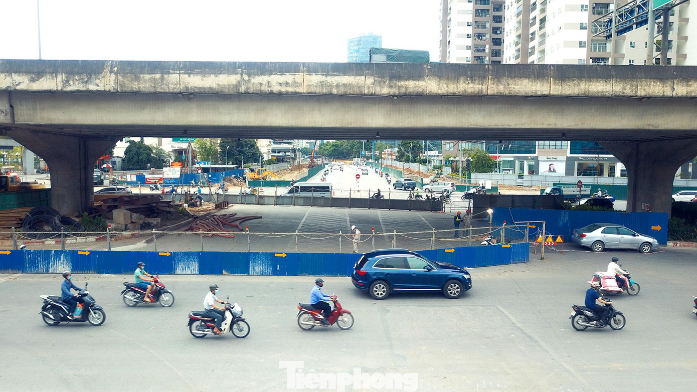 Phía bên trong khu vực rào chắn, công nhân vẫn đang tiến hành thi công những hạng mục thực hiện làm hầm chui Lê Văn Lương.