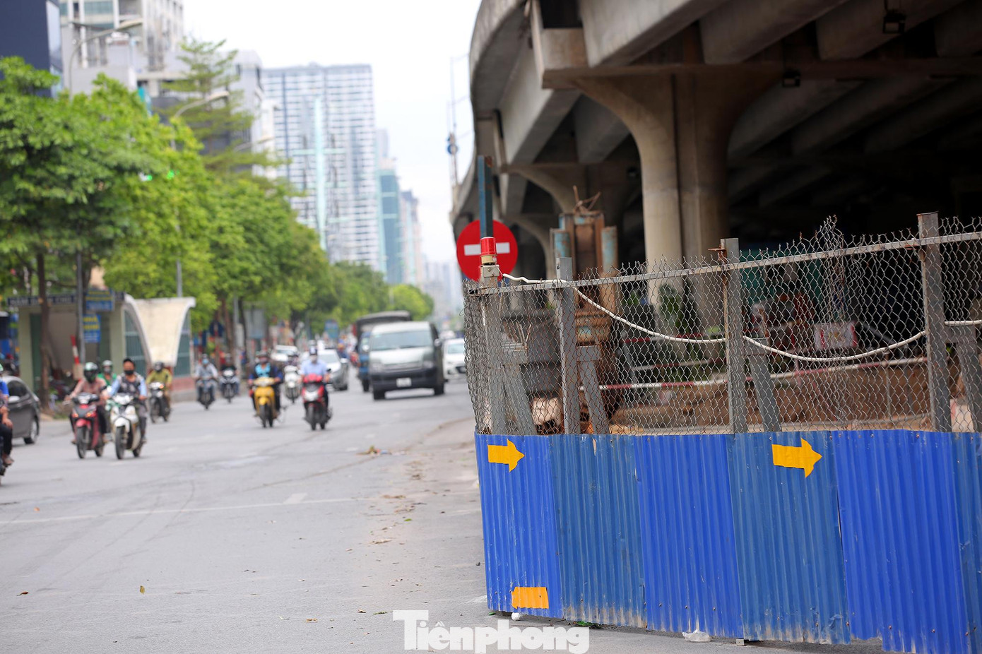 Các phương tiện lưu thông trên trục đường Khuất Duy Tiến có nhu cầu rẽ trái đi Lê Văn Lương hoặc Tố Hữu phải đi thẳng qua nút giao này, quay đâu tại 02 điểm mở dải phân cách trên đường Khuất Duy Tiến và rẽ phải đi Lê Văn Lương hoặc Tố Hữu.