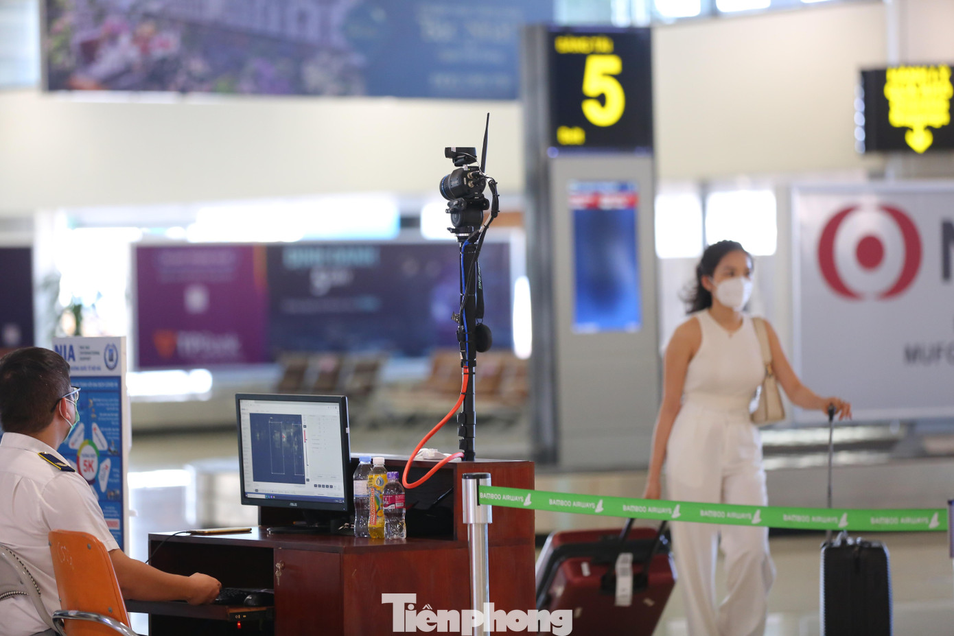 Hệ thống camera đo thân nhiệt tự động được đặt ngay lối ra của sảnh nội địa đến.