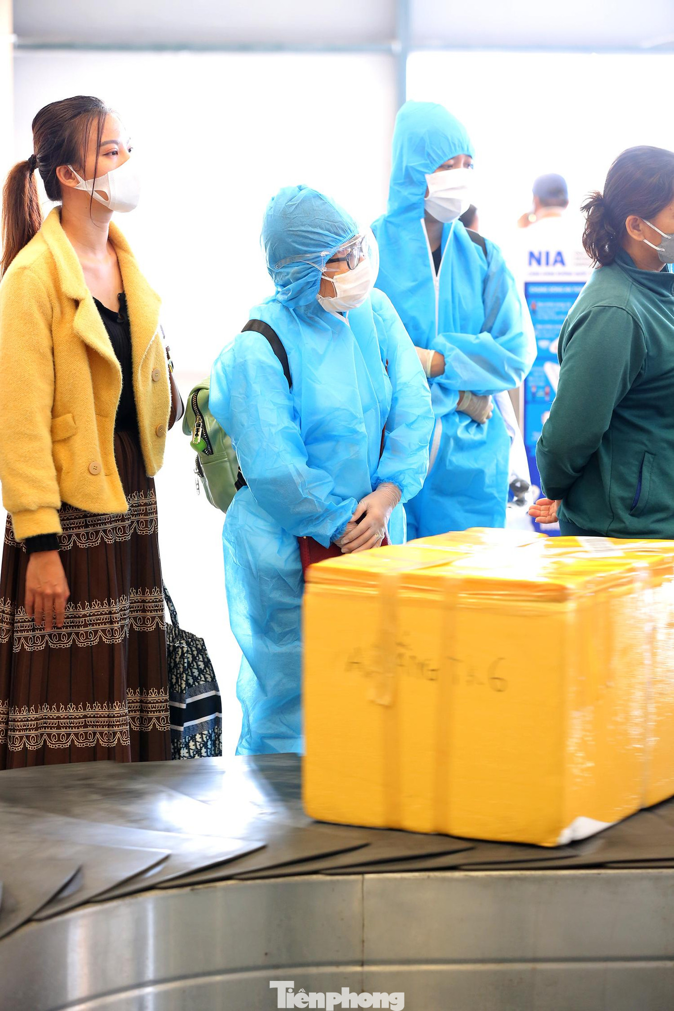 Hành khách ngóng đợi lấy hành lý.