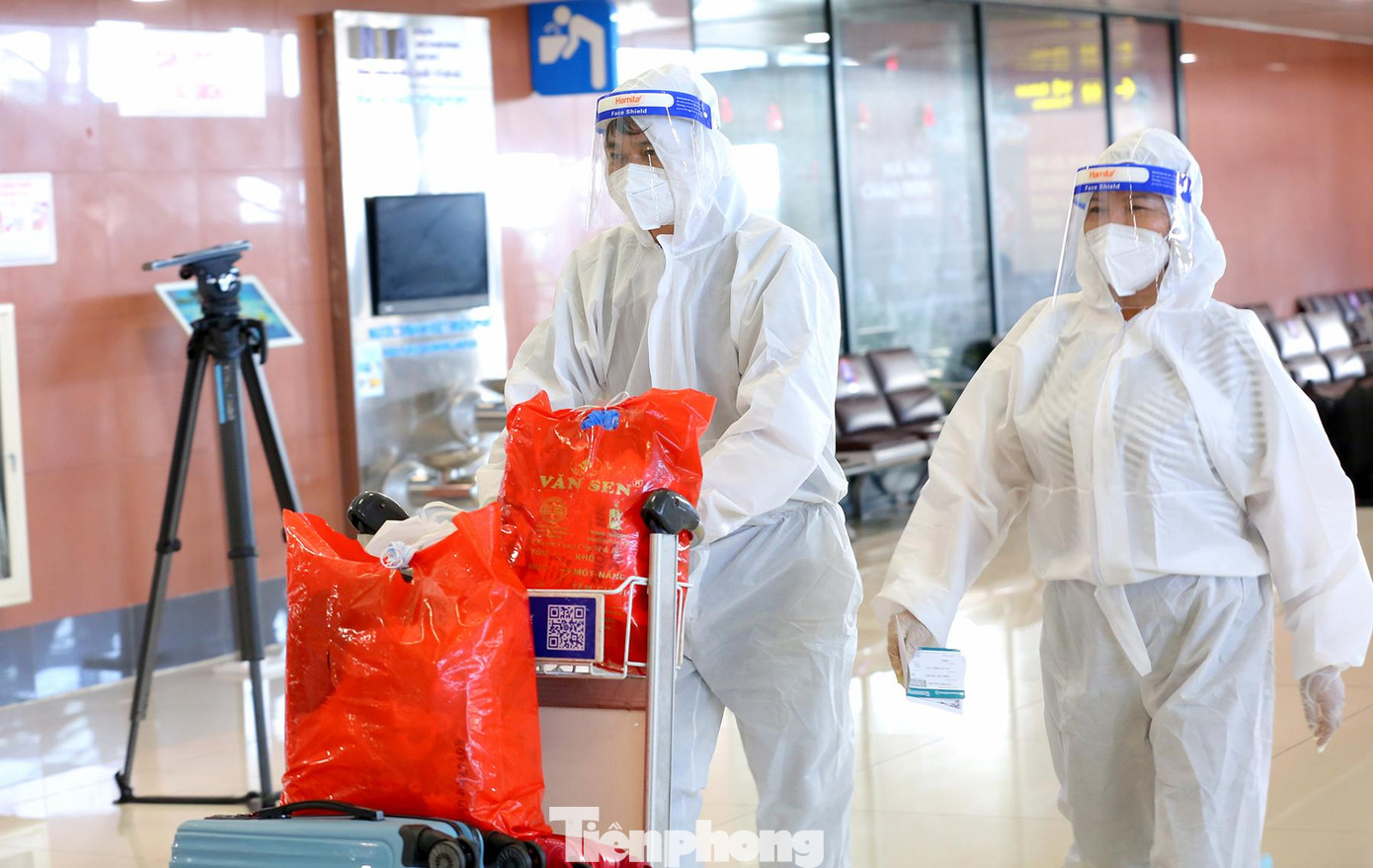 Một số hành khách mặc đồ bảo hộ phòng, chống dịch COVID-19 trong suốt chuyến bay.