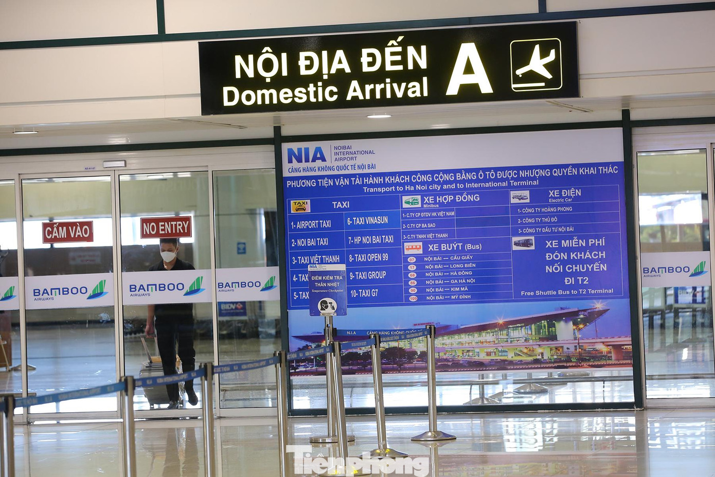 Ngoài mở lại hàng không, từ ngày 13/10, Hà Nội cũng mở lại vận tải hành khách đường sắt và đường bộ (xe khách liên tỉnh) theo đúng yêu cầu của Chính phủ và quyết định của Bộ GTVT.