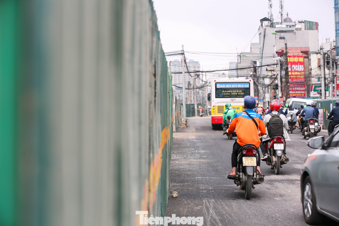 Tuyến đường thi công với lưu lượng tham gia giao thông đông đúc.
