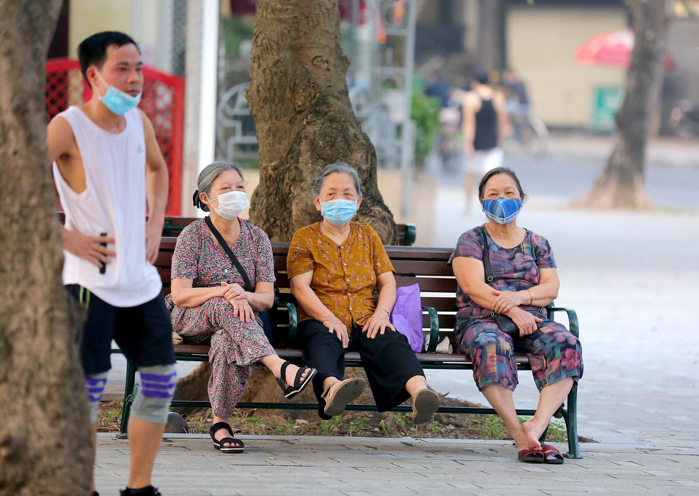 Nghỉ ngơi sau khi tập, các bà cùng nhau trò chuyện và chia sẻ những câu chuyện tuổi già.