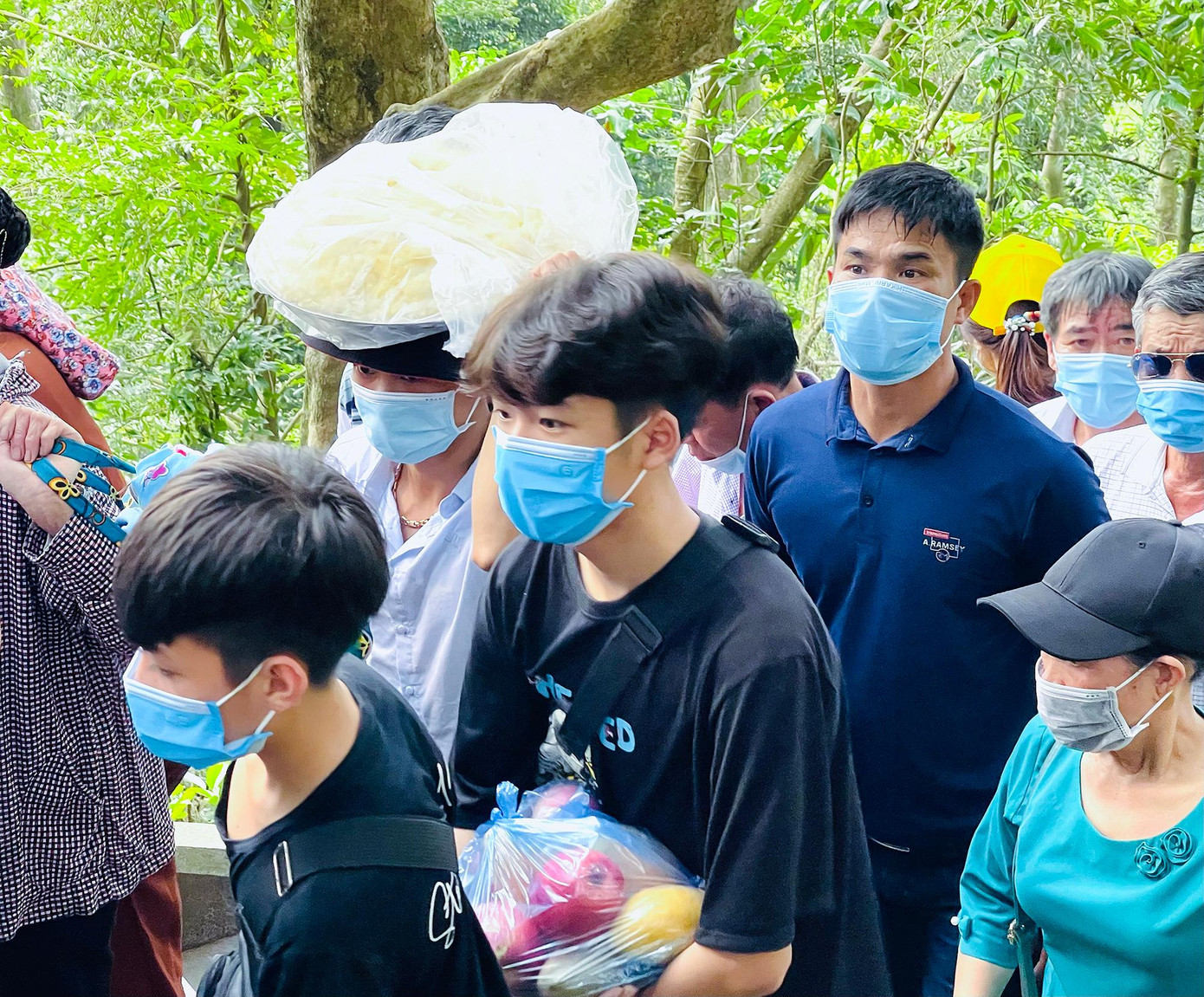 Để đảm bảo phòng chống dịch COVID-19, người dân không đeo khẩu trang sẽ không được vào đền làm lễ.