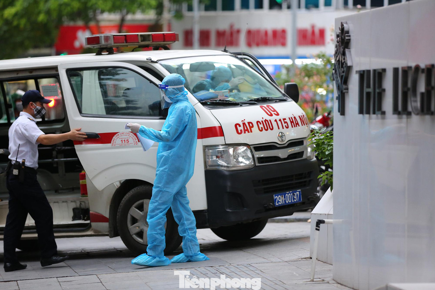 Toàn bộ cư dân toà nhà The Legend được lực lượng chức năng yêu cầu không rời khỏi nơi cư trú để phục vụ công tác điều tra dịch tễ. Ngày 24/5, CDC Hà Nội đã thông tin ca nhiễm mới, đó là bệnh nhân W.T., nam, sinh năm 1976, quốc tịch Trung Quốc; địa chỉ: Phường Nhân Chính, quận Thanh Xuân. Bệnh nhân nhập cảnh và cách ly tập trung tại khách sạn Mường Thanh Grand Xala từ ngày 24/4-16/5 (các lần xét nghiệm đều âm tính).