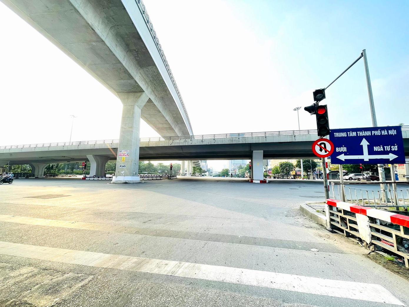 Hà Nội giãn cách xã hội trong 15 ngày kể từ sáng 24/7. Thành phố yêu cầu mọi người dân ở tại nhà, chỉ ra ngoài trong trường hợp thật sự cần thiết như: mua lương thực, thực phẩm, thuốc men, cấp cứu…Ghi nhận sáng 25/7 tại điểm nóng giao thông ngã tư Cầu Giấy, đường phố thông thoáng. Ảnh: Trọng Tài