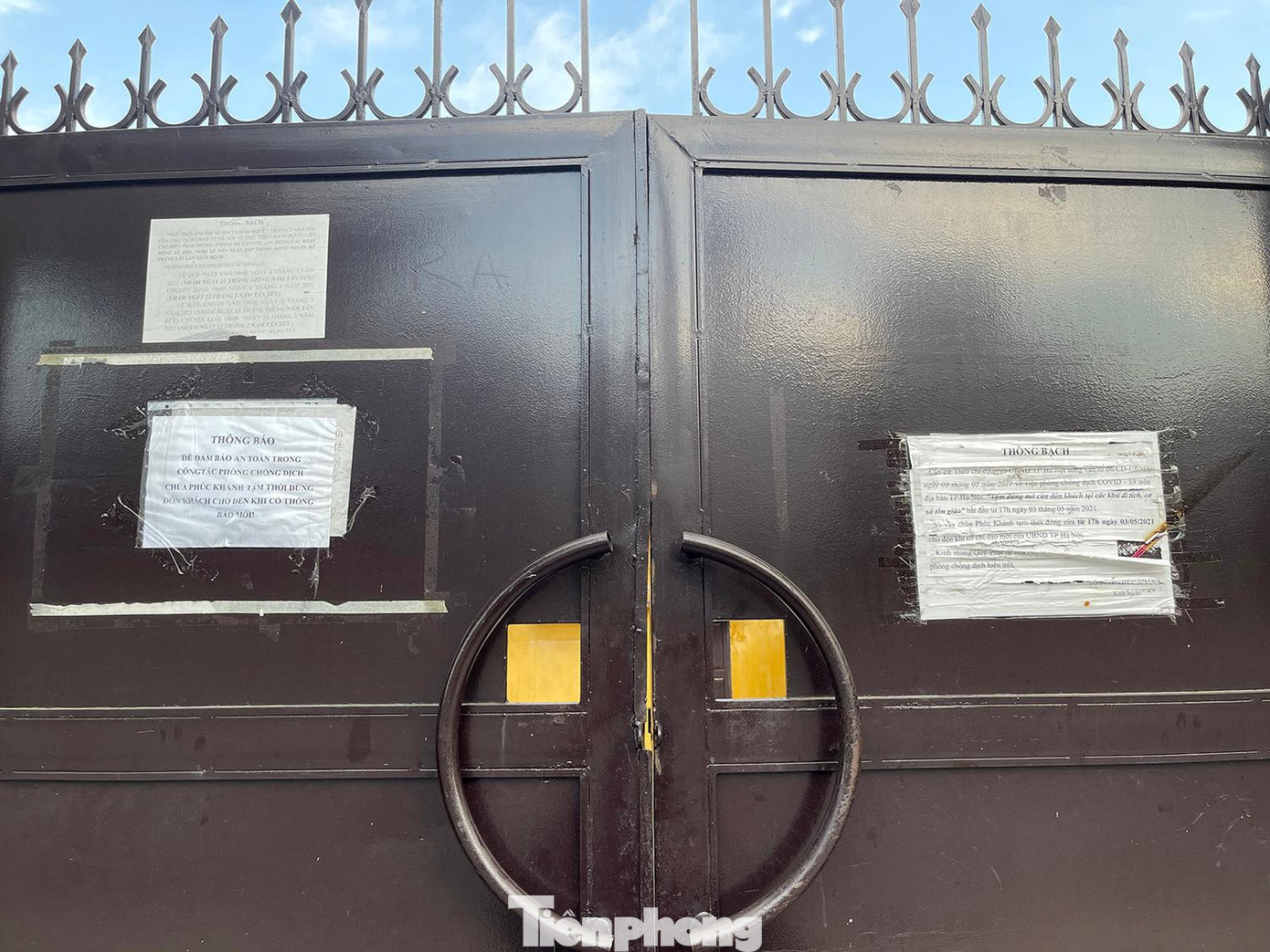 Các biển thông báo tạm dừng đón khách được gián từ lâu khi Hà Nội vẫn đang giãn cách xã hội để phòng, chống dịch COVID-19. Các biển thông báo tạm dừng đón khách được gián từ lâu khi Hà Nội vẫn đang giãn cách xã hội để phòng, chống dịch COVID-19.